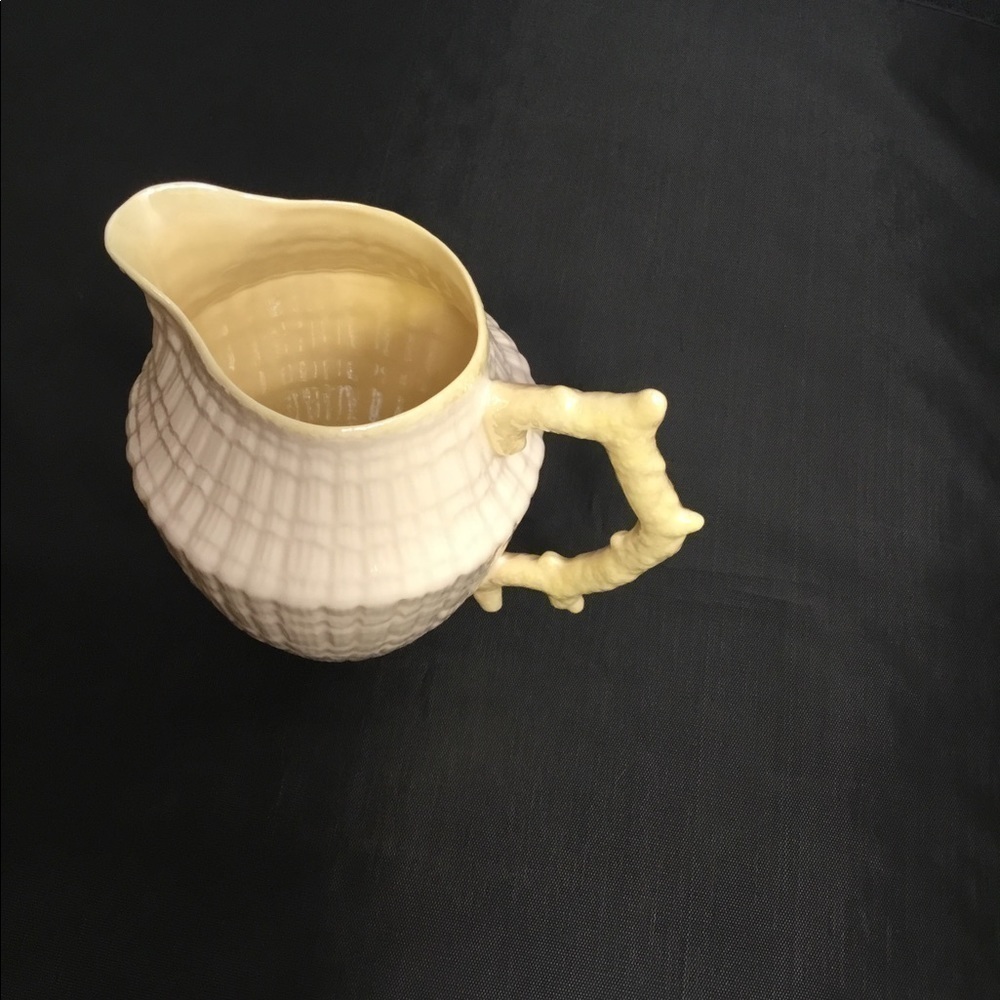 BELLEEK IRELAND LIMPET YELLOW JUG MILK/‎ PITCHER